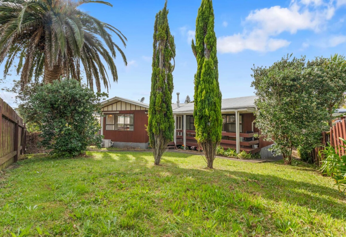 Move-in ready, 3beds 2 baths house on 607m2 section, close to local reserve and playground, with the shops at Stoddard Road and LynnMall, motorway access, 0.3 km to New Windsor School, 30 Westminster Street, New Windsor, Auckland