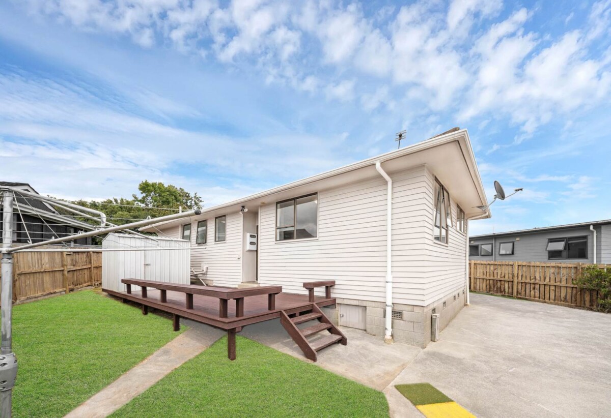 3 beds house on 610m2 section, close to schools, shopping centres, motorway access, 0.4 km to Chapel Downs School, 31 Darnell Crescent, Flat Bush, Auckland