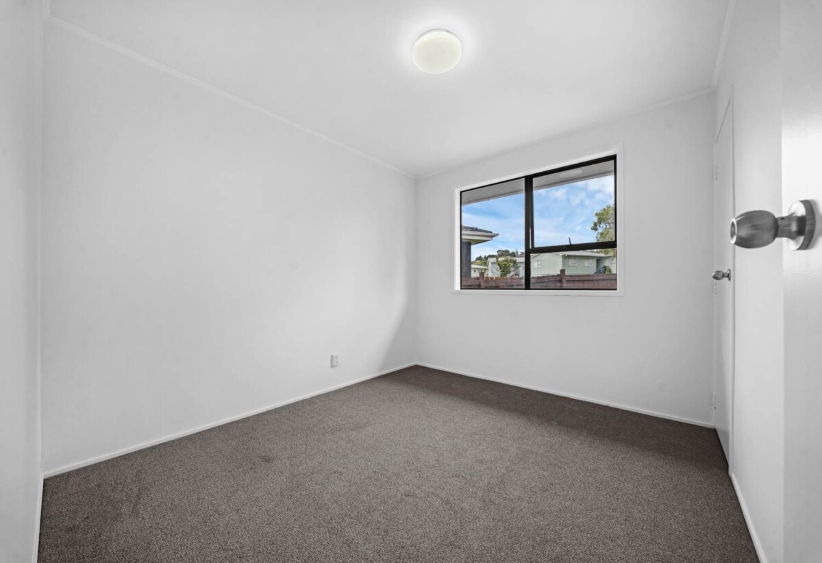 3 beds house on 610m2 section, close to schools, shopping centres, motorway access, 0.4 km to Chapel Downs School, 31 Darnell Crescent, Flat Bush, Auckland