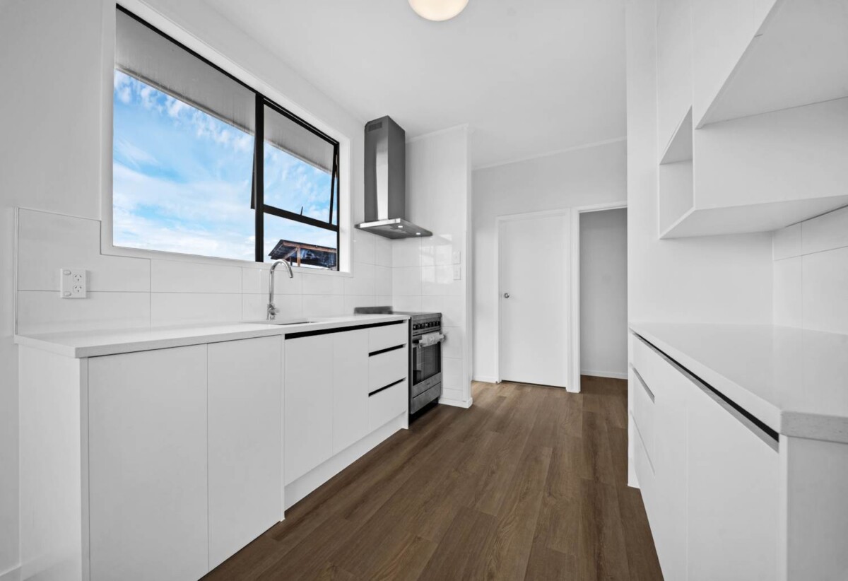 3 beds house on 610m2 section, close to schools, shopping centres, motorway access, 0.4 km to Chapel Downs School, 31 Darnell Crescent, Flat Bush, Auckland