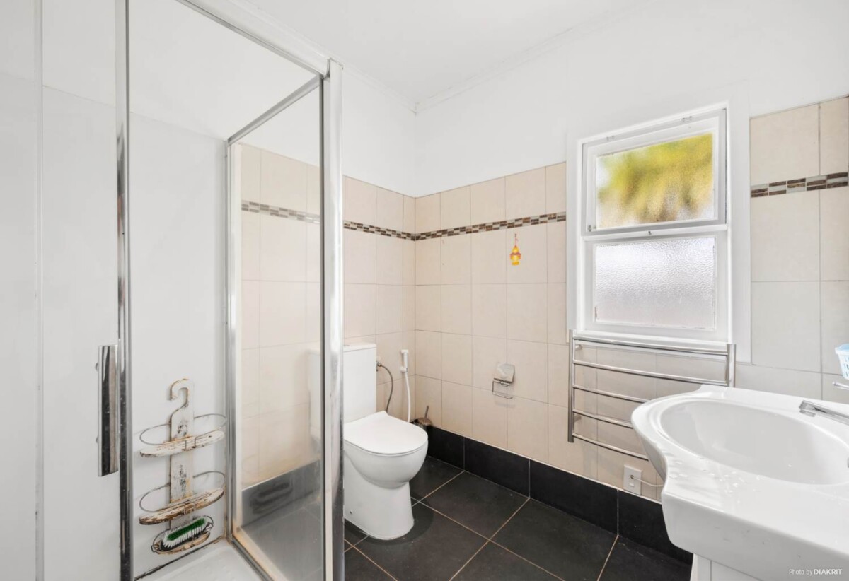 3 beds house on 1169m2 section, live, renovate or develop, 0.4 km to Waikowhai School, 0.8 km to Waikowhai Intermediate, 2.1 km to Lynfield College, 1602 Dominion Road Extension, Mt Roskill, Auckland