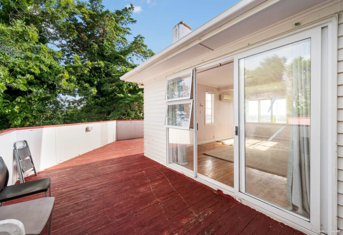3 beds house on 1169m2 section, live, renovate or develop, 0.4 km to Waikowhai School, 0.8 km to Waikowhai Intermediate, 2.1 km to Lynfield College, 1602 Dominion Road Extension, Mt Roskill, Auckland