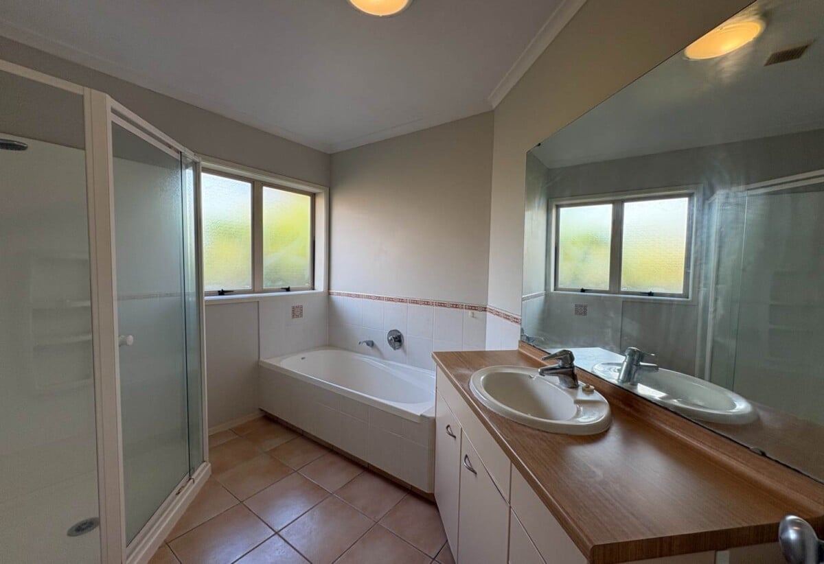 For rent, 4 beds 2 baths house with double garage, available now, 6 Atworth Way, Burswood, Auckland