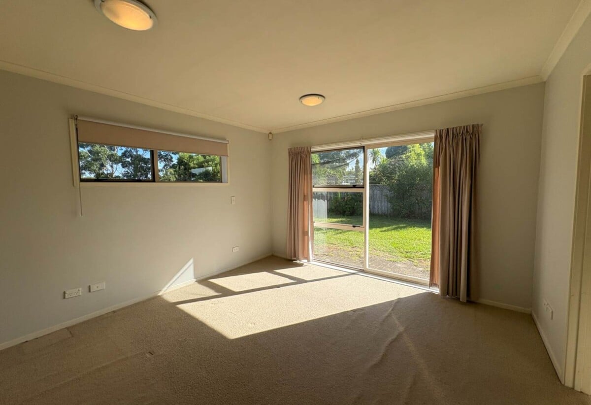 For rent, 4 beds 2 baths house with double garage, available now, 6 Atworth Way, Burswood, Auckland