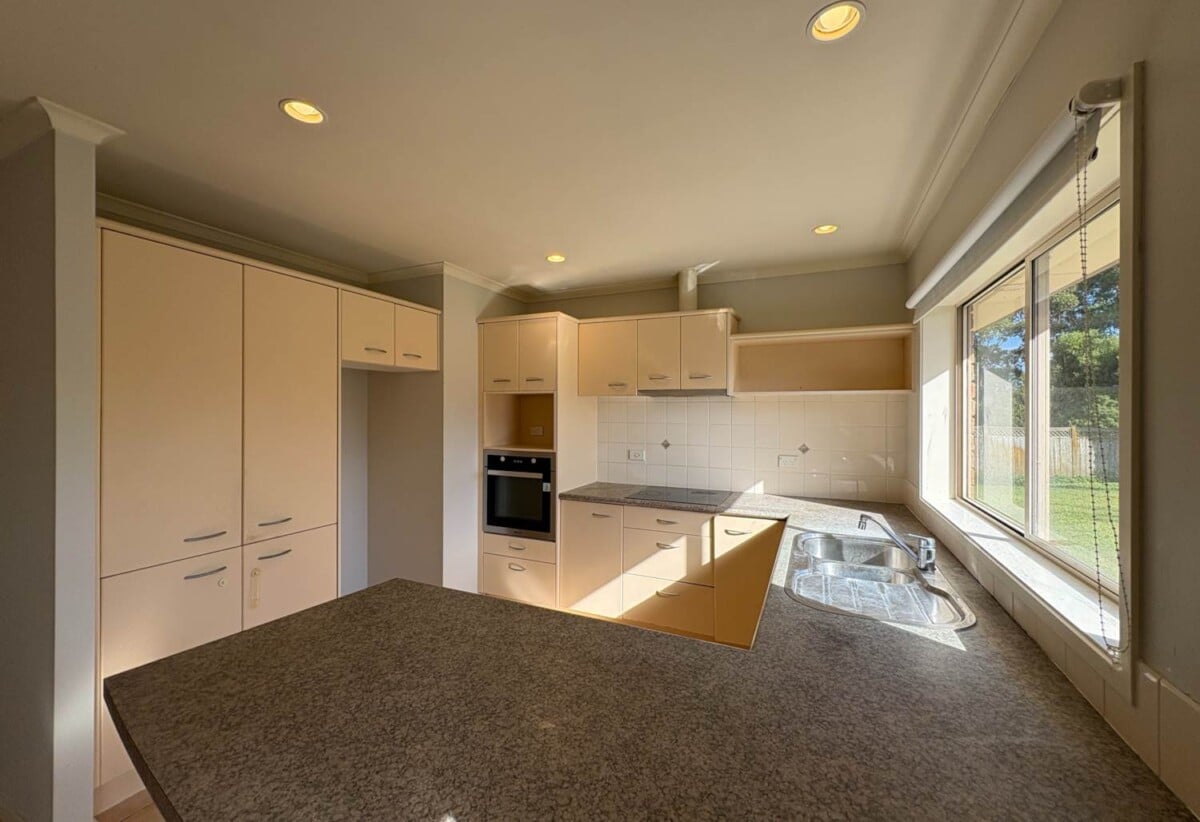 For rent, 4 beds 2 baths house with double garage, available now, 6 Atworth Way, Burswood, Auckland