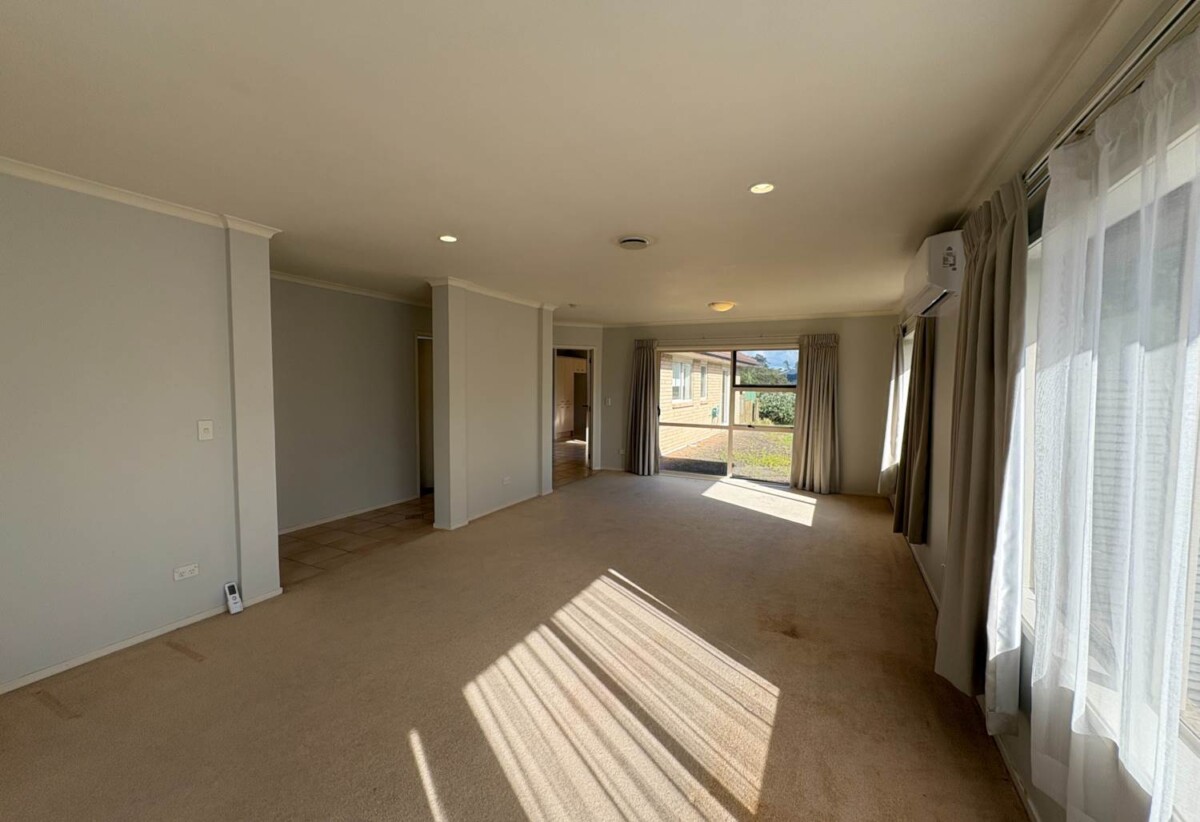 For rent, 4 beds 2 baths house with double garage, available now, 6 Atworth Way, Burswood, Auckland