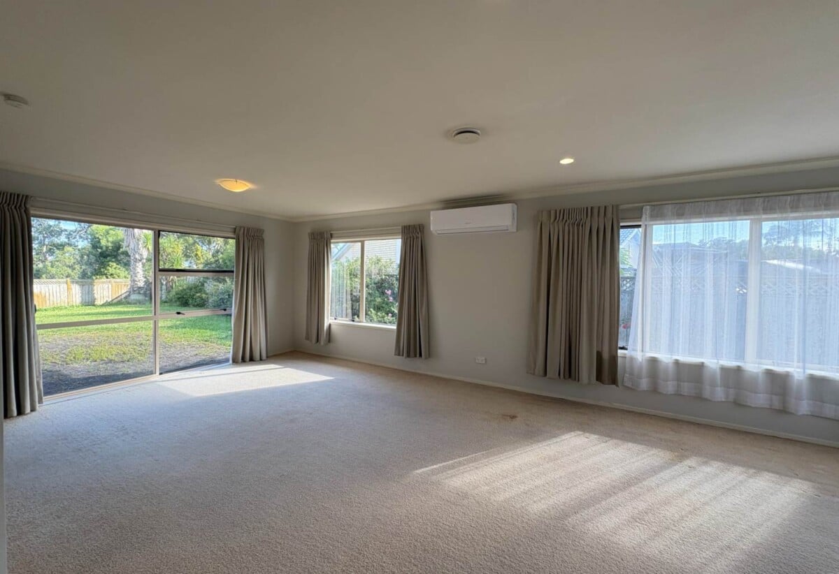 For rent, 4 beds 2 baths house with double garage, available now, 6 Atworth Way, Burswood, Auckland
