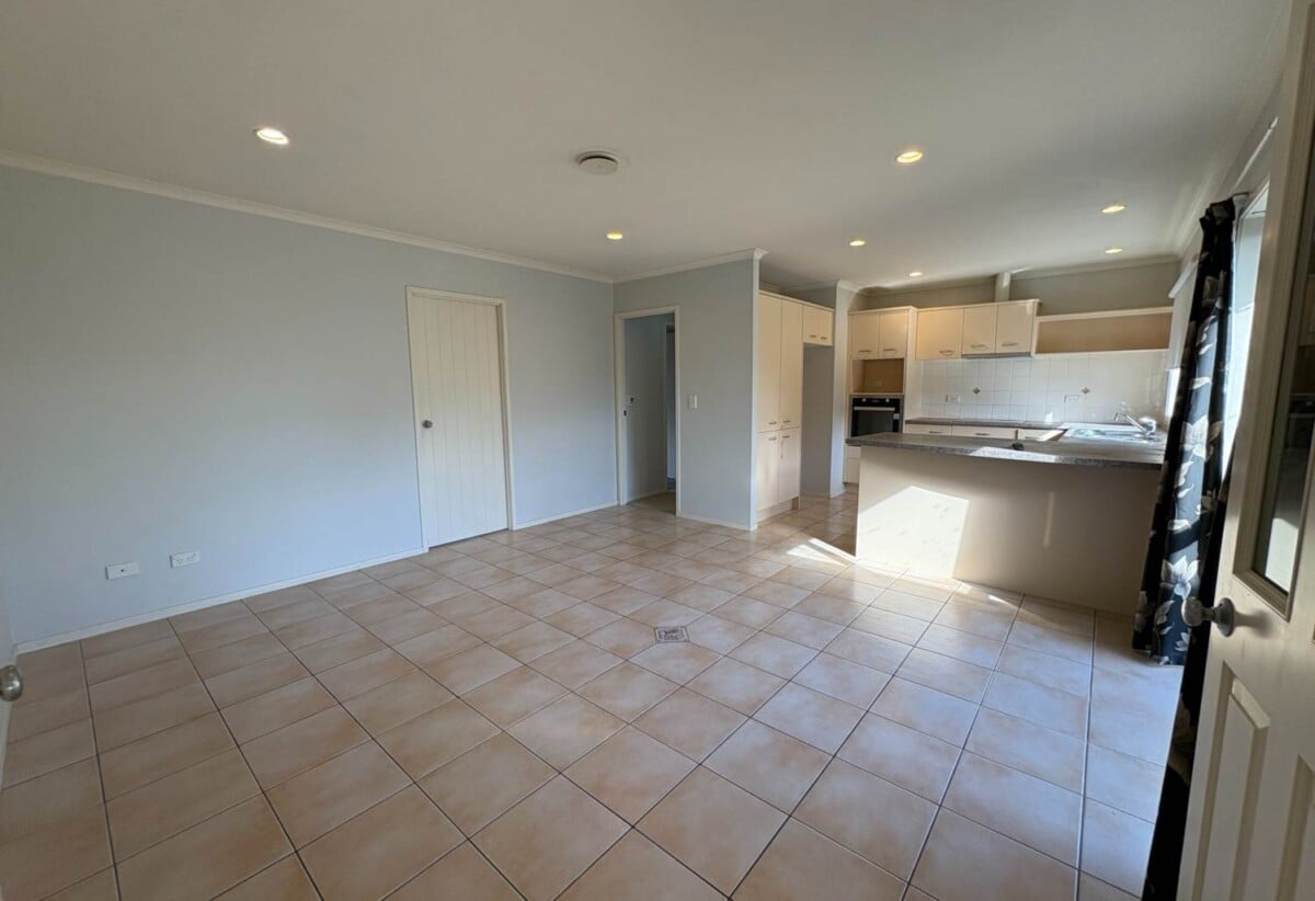 For rent, 4 beds 2 baths house with double garage, available now, 6 Atworth Way, Burswood, Auckland