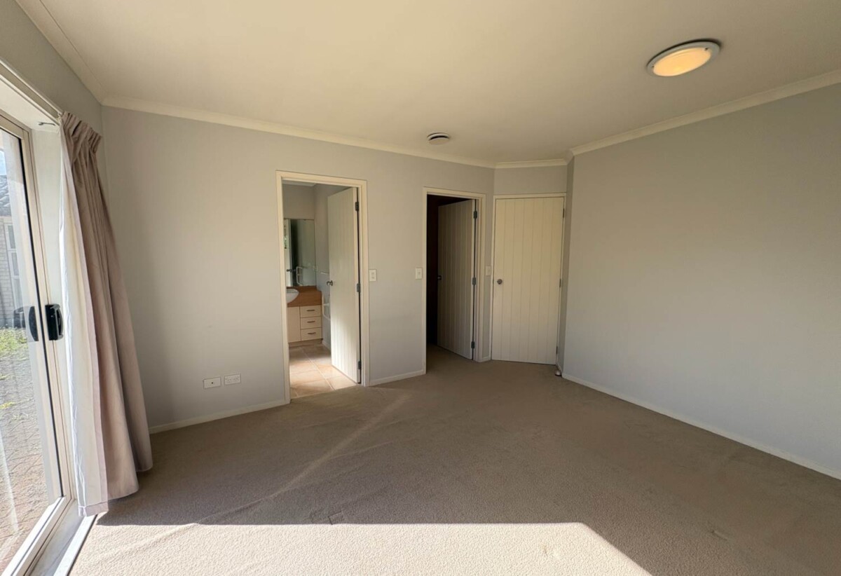 For rent, 4 beds 2 baths house with double garage, available now, 6 Atworth Way, Burswood, Auckland