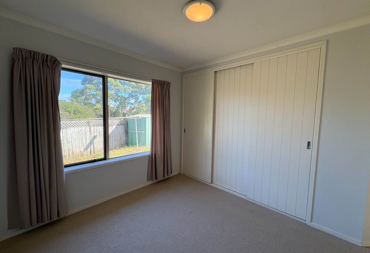 For rent, 4 beds 2 baths house with double garage, available now, 6 Atworth Way, Burswood, Auckland