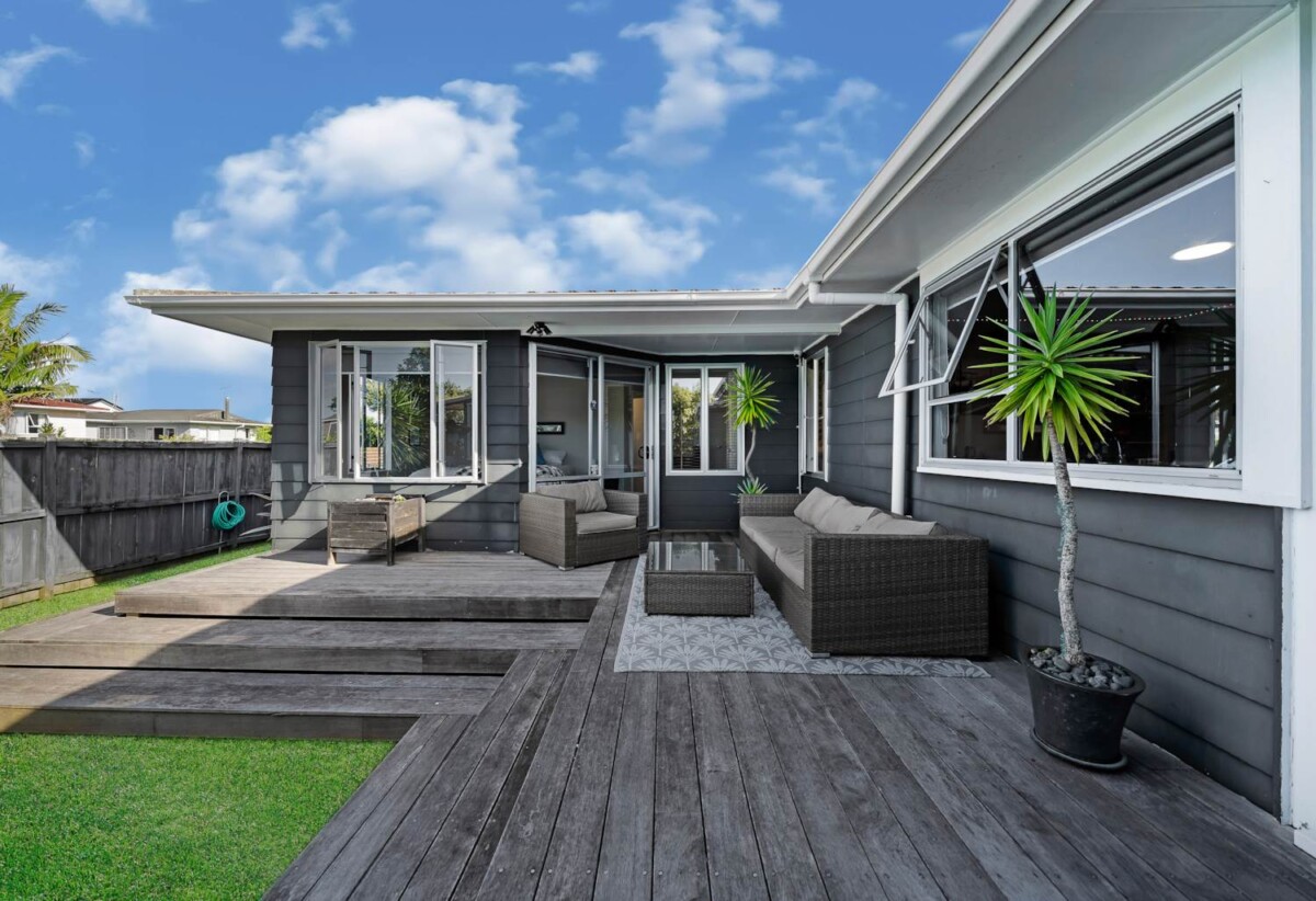 3 beds + flexi room 2 baths house with standalone double garage on 607m2 section, 0.3 km to Elm Park School, 1.5 km to Farm Cove Intermediate, 1.6 km to Pakuranga College, 33 Marvon Downs Avenue, Pakuranga Heights, Auckland