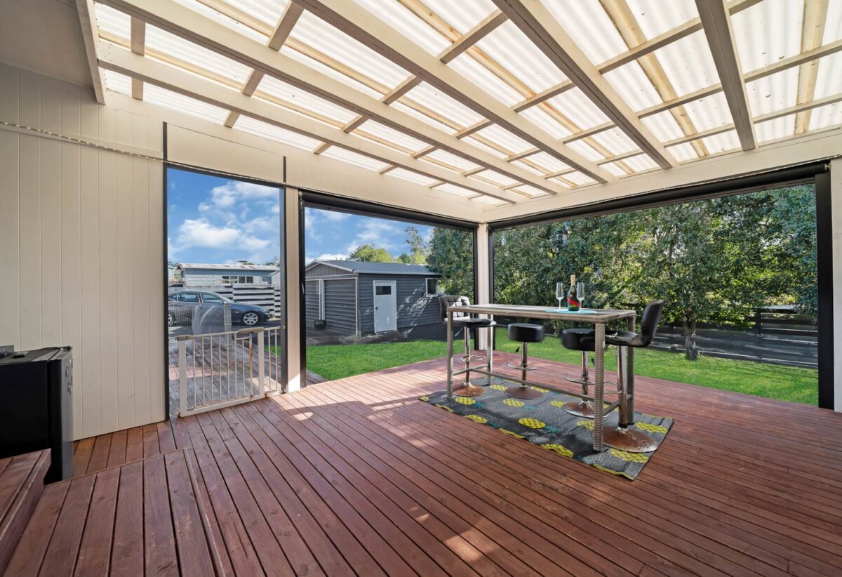 3 beds + flexi room 2 baths house with standalone double garage on 607m2 section, 0.3 km to Elm Park School, 1.5 km to Farm Cove Intermediate, 1.6 km to Pakuranga College, 33 Marvon Downs Avenue, Pakuranga Heights, Auckland