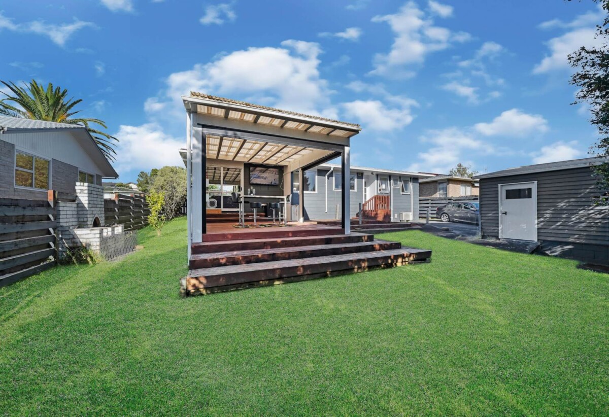 3 beds + flexi room 2 baths house with standalone double garage on 607m2 section, 0.3 km to Elm Park School, 1.5 km to Farm Cove Intermediate, 1.6 km to Pakuranga College, 33 Marvon Downs Avenue, Pakuranga Heights, Auckland