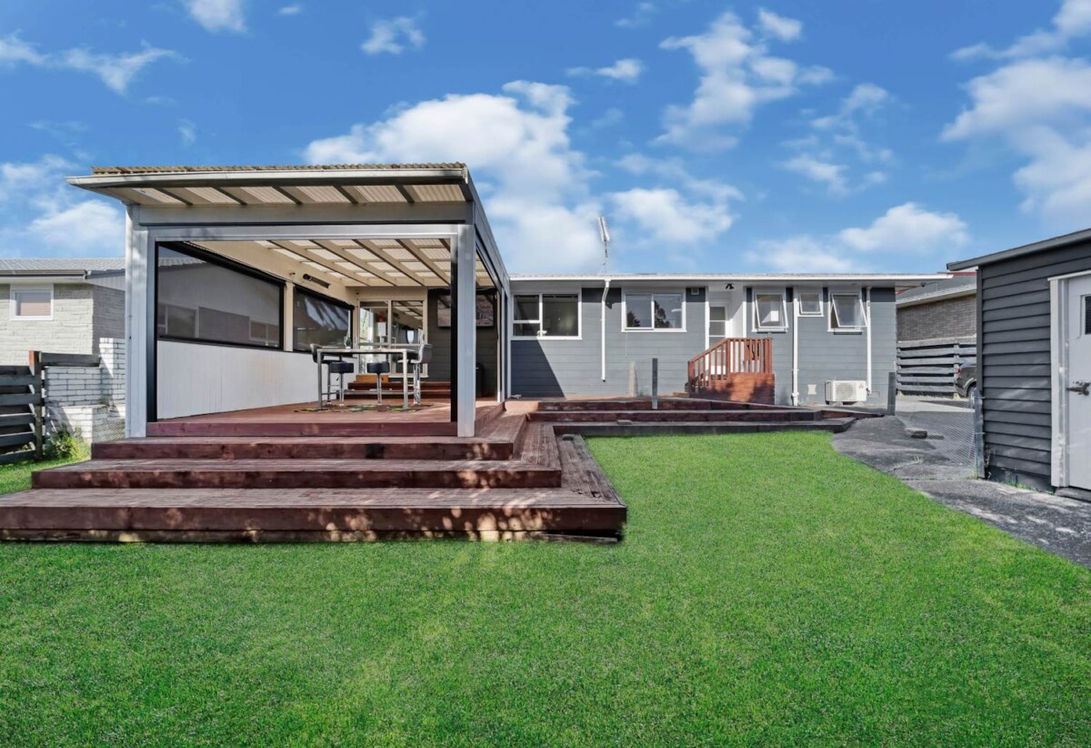 3 beds + flexi room 2 baths house with standalone double garage on 607m2 section, 0.3 km to Elm Park School, 1.5 km to Farm Cove Intermediate, 1.6 km to Pakuranga College, 33 Marvon Downs Avenue, Pakuranga Heights, Auckland