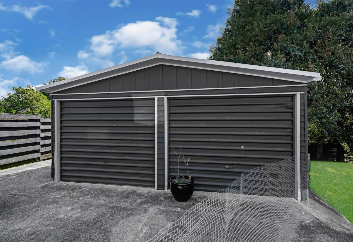 3 beds + flexi room 2 baths house with standalone double garage on 607m2 section, 0.3 km to Elm Park School, 1.5 km to Farm Cove Intermediate, 1.6 km to Pakuranga College, 33 Marvon Downs Avenue, Pakuranga Heights, Auckland