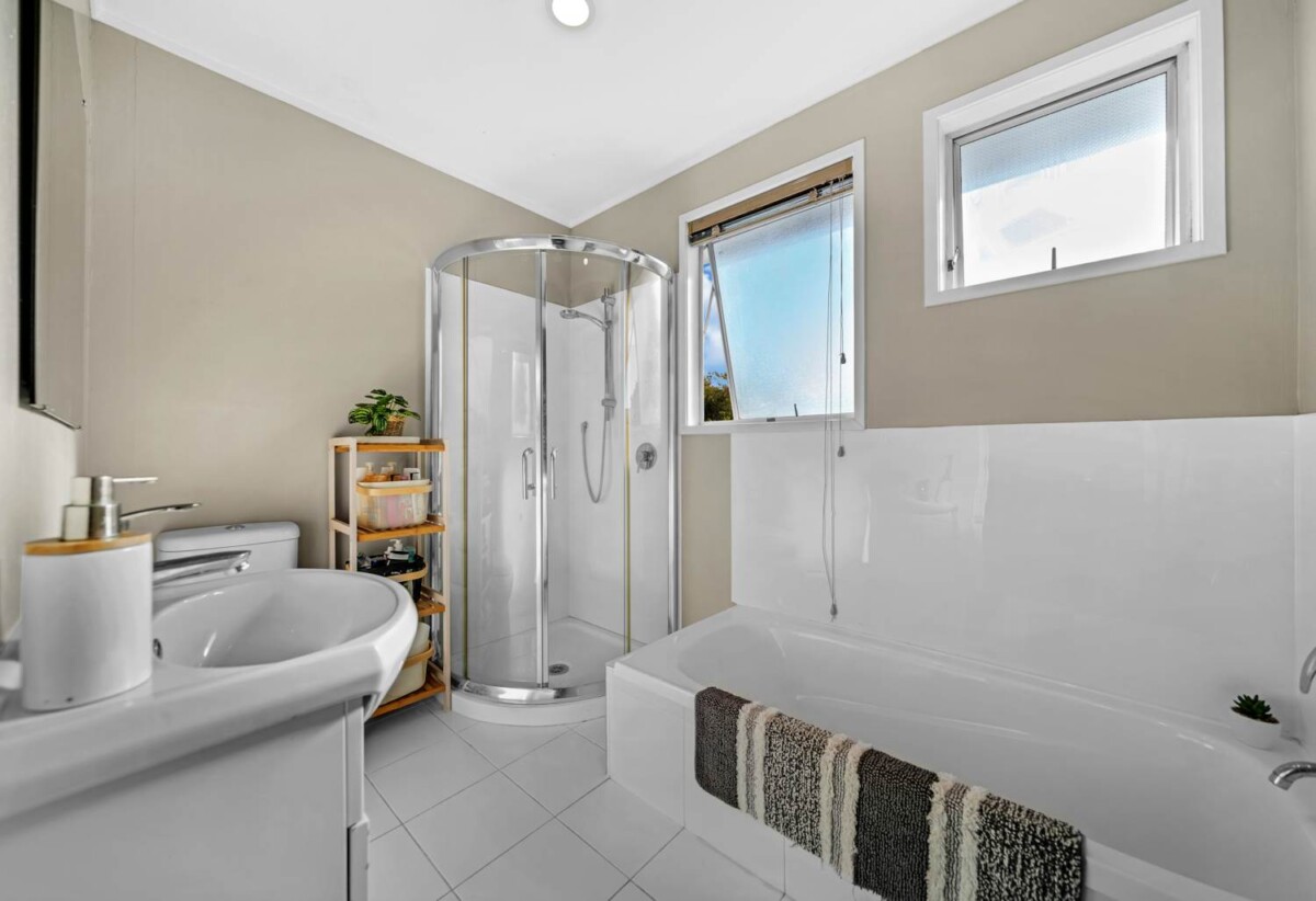 3 beds + flexi room 2 baths house with standalone double garage on 607m2 section, 0.3 km to Elm Park School, 1.5 km to Farm Cove Intermediate, 1.6 km to Pakuranga College, 33 Marvon Downs Avenue, Pakuranga Heights, Auckland