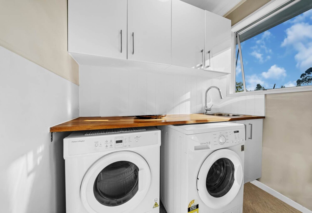 3 beds + flexi room 2 baths house with standalone double garage on 607m2 section, 0.3 km to Elm Park School, 1.5 km to Farm Cove Intermediate, 1.6 km to Pakuranga College, 33 Marvon Downs Avenue, Pakuranga Heights, Auckland