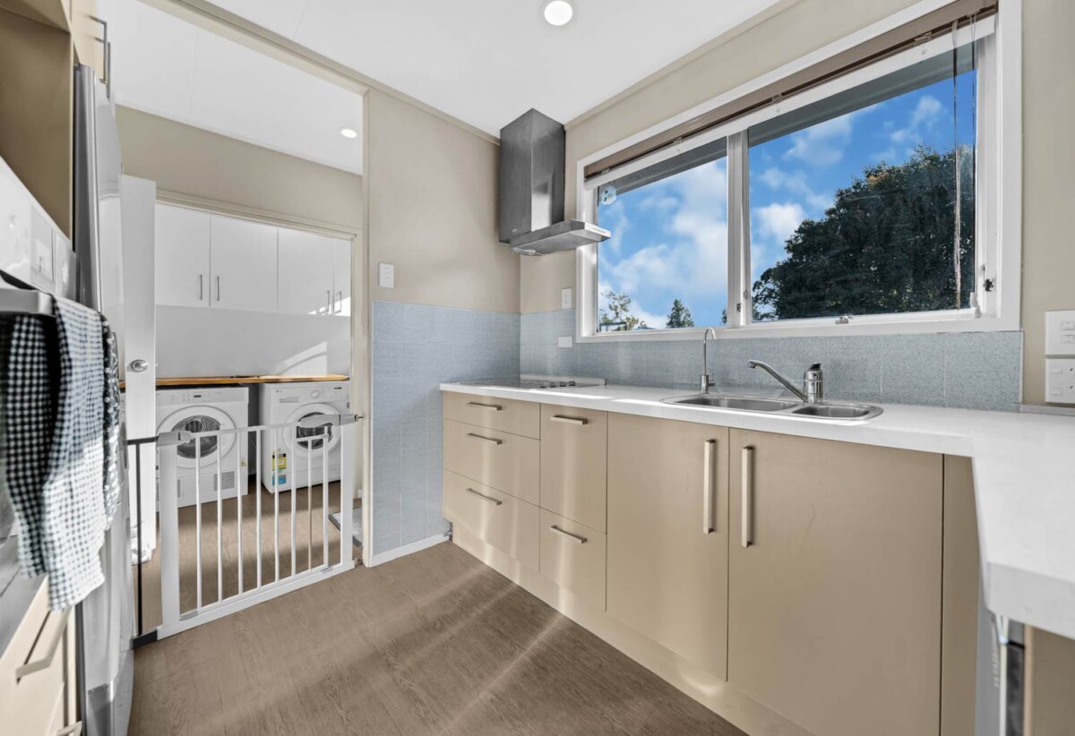 3 beds + flexi room 2 baths house with standalone double garage on 607m2 section, 0.3 km to Elm Park School, 1.5 km to Farm Cove Intermediate, 1.6 km to Pakuranga College, 33 Marvon Downs Avenue, Pakuranga Heights, Auckland