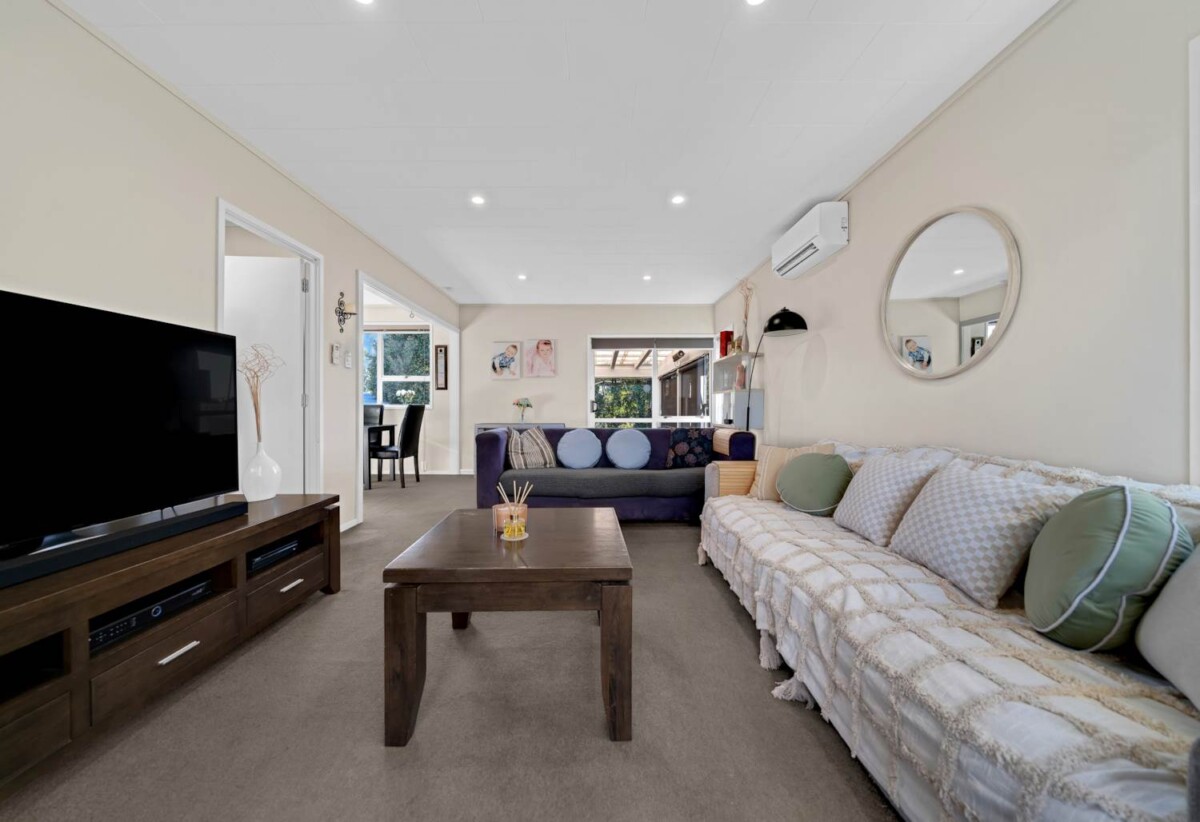 3 beds + flexi room 2 baths house with standalone double garage on 607m2 section, 0.3 km to Elm Park School, 1.5 km to Farm Cove Intermediate, 1.6 km to Pakuranga College, 33 Marvon Downs Avenue, Pakuranga Heights, Auckland