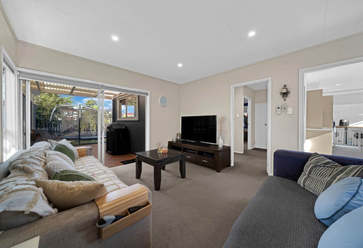 3 beds + flexi room 2 baths house with standalone double garage on 607m2 section, 0.3 km to Elm Park School, 1.5 km to Farm Cove Intermediate, 1.6 km to Pakuranga College, 33 Marvon Downs Avenue, Pakuranga Heights, Auckland