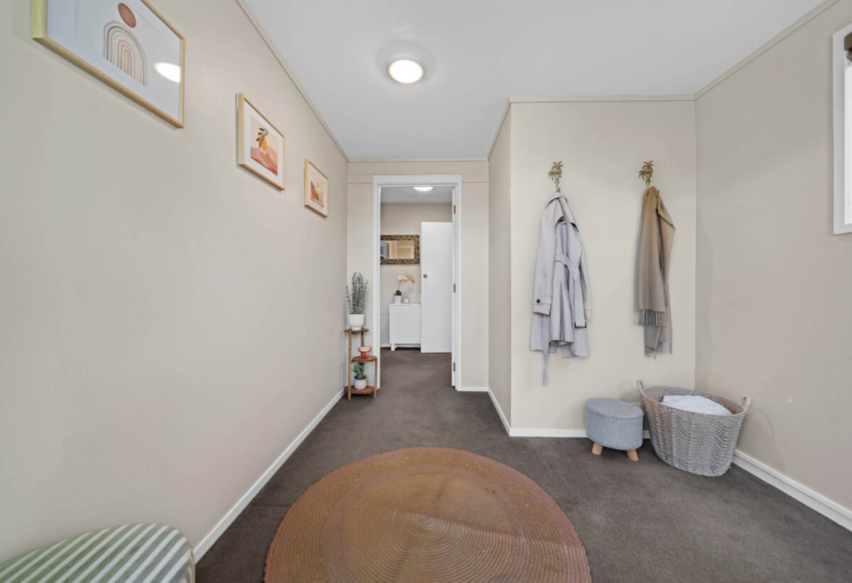 3 beds + flexi room 2 baths house with standalone double garage on 607m2 section, 0.3 km to Elm Park School, 1.5 km to Farm Cove Intermediate, 1.6 km to Pakuranga College, 33 Marvon Downs Avenue, Pakuranga Heights, Auckland