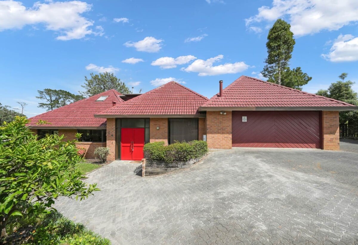 Brick and tile 5 beds + office 3 baths house with double garage, next to and with a wonderful outlook and access to the Remuera Golf Club, close to shopping centre, 2.6 km to Selwyn College and St Thomas School (Auckland), 3.5 km to Baradene College, 28B Charles Fox Place, St Johns, Auckland