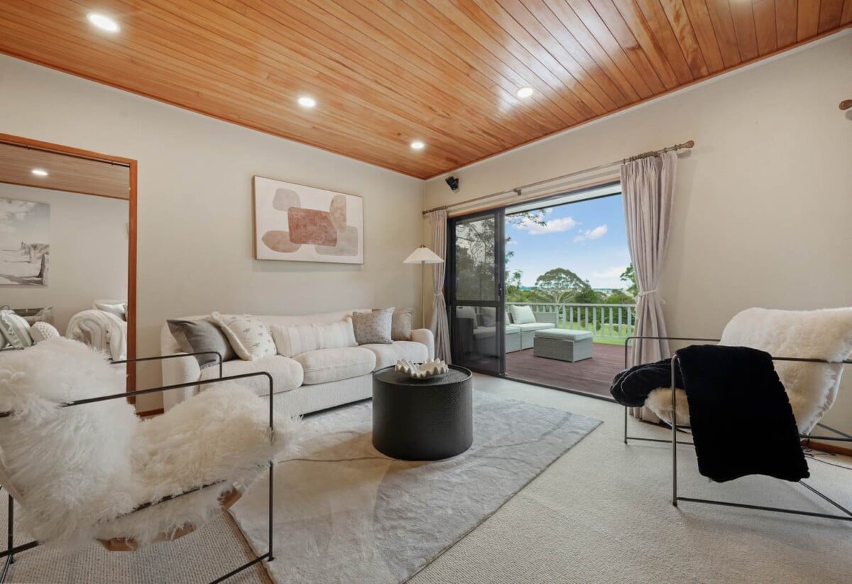 Brick and tile 5 beds + office 3 baths house with double garage, next to and with a wonderful outlook and access to the Remuera Golf Club, close to shopping centre, 2.6 km to Selwyn College and St Thomas School (Auckland), 3.5 km to Baradene College, 28B Charles Fox Place, St Johns, Auckland