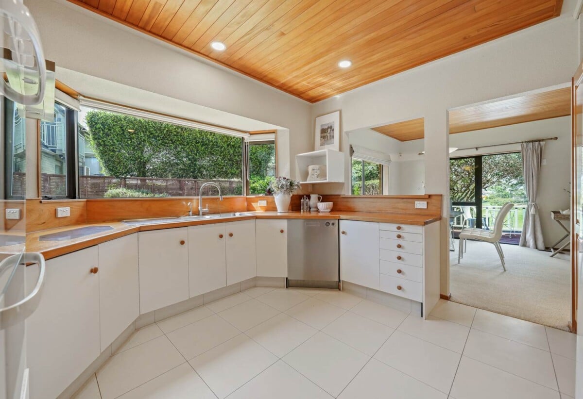 Brick and tile 5 beds + office 3 baths house with double garage, next to and with a wonderful outlook and access to the Remuera Golf Club, close to shopping centre, 2.6 km to Selwyn College and St Thomas School (Auckland), 3.5 km to Baradene College, 28B Charles Fox Place, St Johns, Auckland