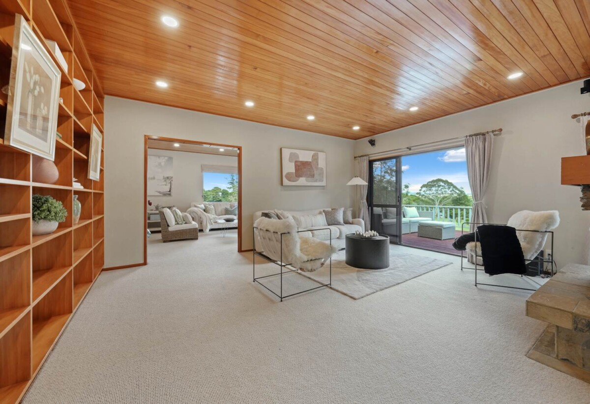 Brick and tile 5 beds + office 3 baths house with double garage, next to and with a wonderful outlook and access to the Remuera Golf Club, close to shopping centre, 2.6 km to Selwyn College and St Thomas School (Auckland), 3.5 km to Baradene College, 28B Charles Fox Place, St Johns, Auckland