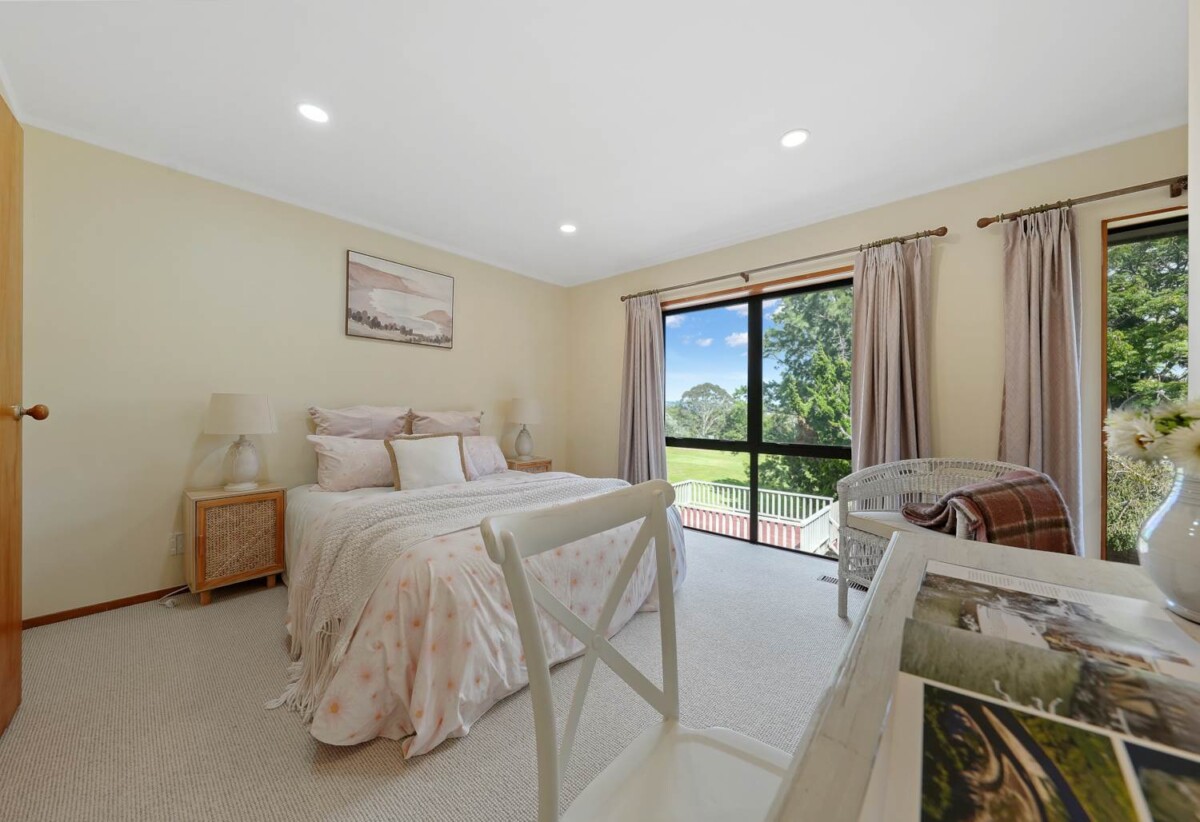 Brick and tile 5 beds + office 3 baths house with double garage, next to and with a wonderful outlook and access to the Remuera Golf Club, close to shopping centre, 2.6 km to Selwyn College and St Thomas School (Auckland), 3.5 km to Baradene College, 28B Charles Fox Place, St Johns, Auckland