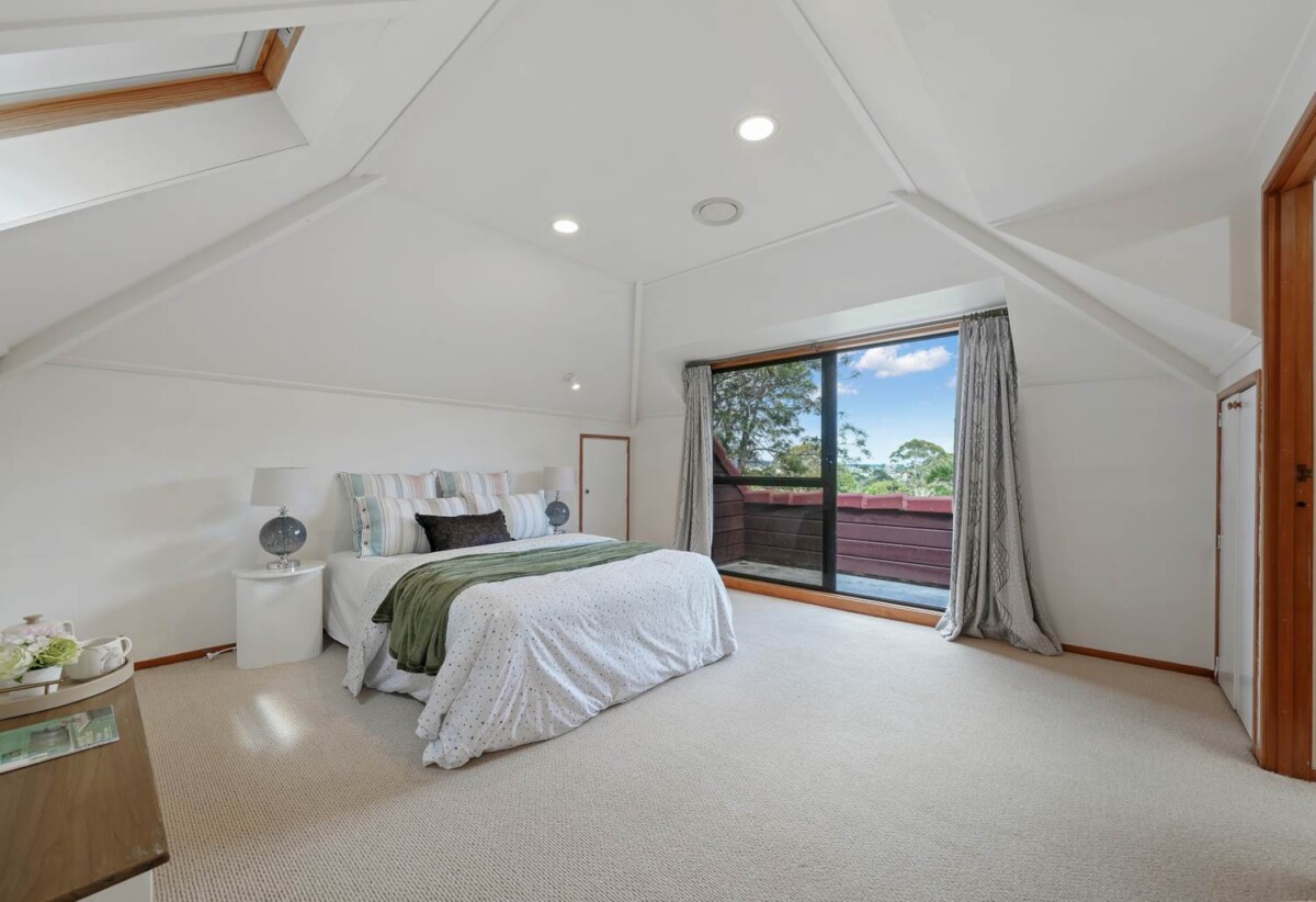 Brick and tile 5 beds + office 3 baths house with double garage, next to and with a wonderful outlook and access to the Remuera Golf Club, close to shopping centre, 2.6 km to Selwyn College and St Thomas School (Auckland), 3.5 km to Baradene College, 28B Charles Fox Place, St Johns, Auckland