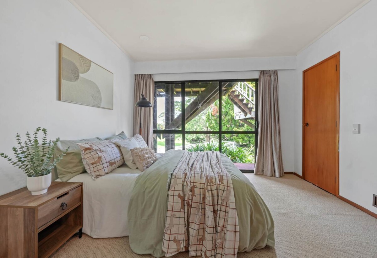 Brick and tile 5 beds + office 3 baths house with double garage, next to and with a wonderful outlook and access to the Remuera Golf Club, close to shopping centre, 2.6 km to Selwyn College and St Thomas School (Auckland), 3.5 km to Baradene College, 28B Charles Fox Place, St Johns, Auckland