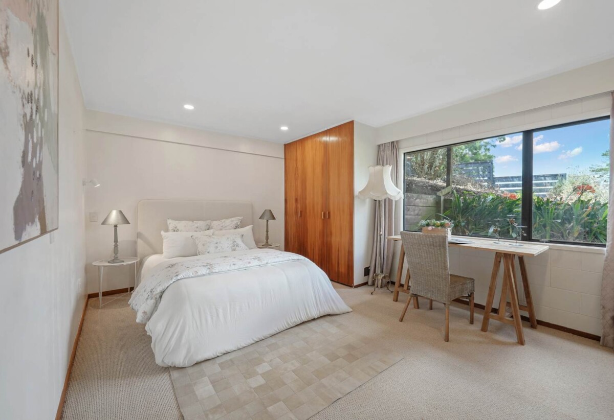 Brick and tile 5 beds + office 3 baths house with double garage, next to and with a wonderful outlook and access to the Remuera Golf Club, close to shopping centre, 2.6 km to Selwyn College and St Thomas School (Auckland), 3.5 km to Baradene College, 28B Charles Fox Place, St Johns, Auckland