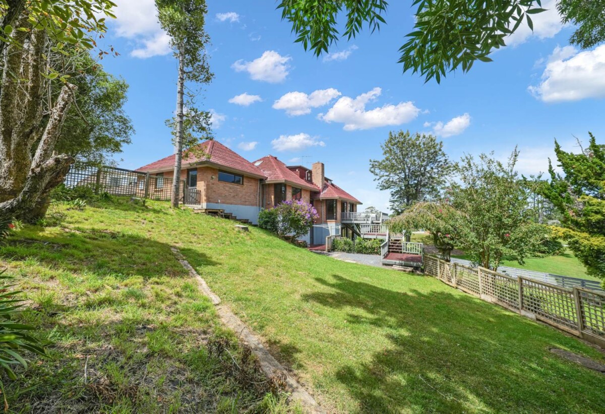 Brick and tile 5 beds + office 3 baths house with double garage, next to and with a wonderful outlook and access to the Remuera Golf Club, close to shopping centre, 2.6 km to Selwyn College and St Thomas School (Auckland), 3.5 km to Baradene College, 28B Charles Fox Place, St Johns, Auckland