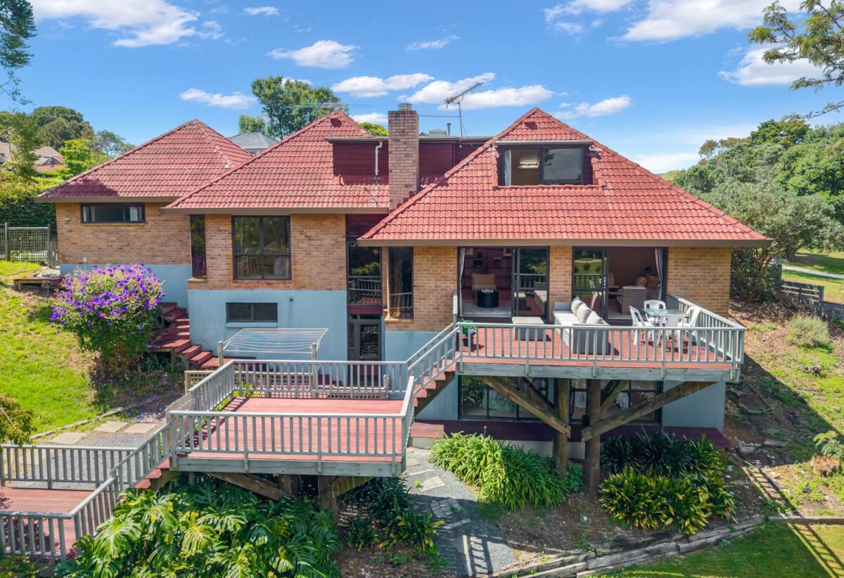 Brick and tile 5 beds + office 3 baths house with double garage, next to and with a wonderful outlook and access to the Remuera Golf Club, close to shopping centre, 2.6 km to Selwyn College and St Thomas School (Auckland), 3.5 km to Baradene College, 28B Charles Fox Place, St Johns, Auckland
