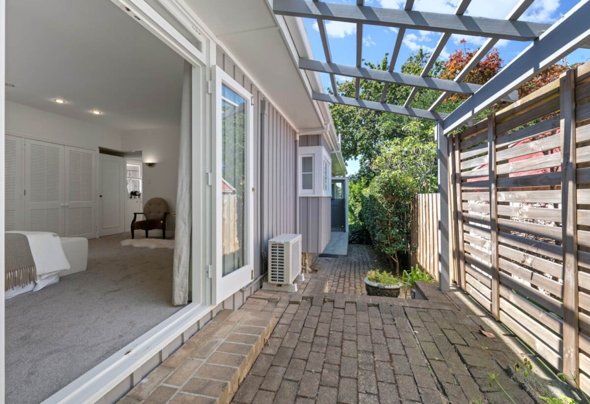 Once over 30 years, Double Grammar school zone, DECEASED ESTATE, next to historic Ewelme Cottage, 3 beds + study room 2 baths house with double garage and large deck on 870m2 section, 0.9 km to Parnell School, 1.5 km to Auckland Grammar, 1.7 km to Epsom Girls’ Grammar School, 12 Ayr Street, Parnell, Auckland