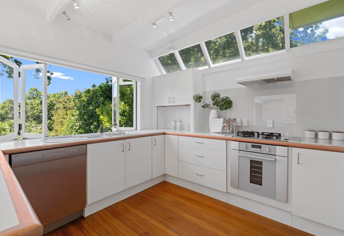 Once over 30 years, Double Grammar school zone, DECEASED ESTATE, next to historic Ewelme Cottage, 3 beds + study room 2 baths house with double garage and large deck on 870m2 section, 0.9 km to Parnell School, 1.5 km to Auckland Grammar, 1.7 km to Epsom Girls’ Grammar School, 12 Ayr Street, Parnell, Auckland