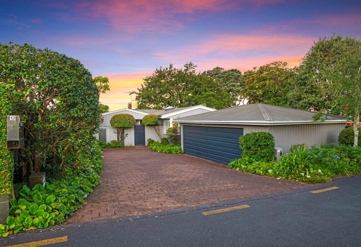 Once over 30 years, Double Grammar school zone, DECEASED ESTATE, next to historic Ewelme Cottage, 3 beds + study room 2 baths house with double garage and large deck on 870m2 section, 0.9 km to Parnell School, 1.5 km to Auckland Grammar, 1.7 km to Epsom Girls’ Grammar School, 12 Ayr Street, Parnell, Auckland