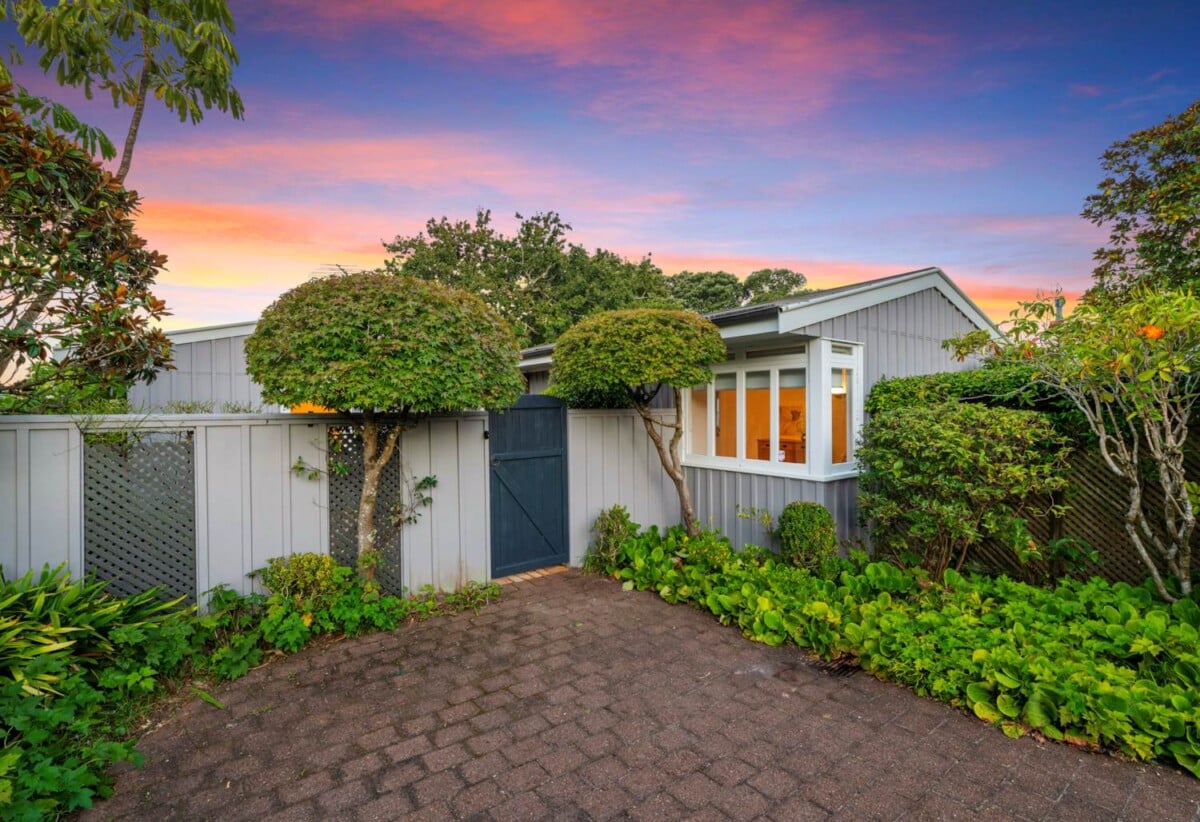 Once over 30 years, Double Grammar school zone, DECEASED ESTATE, next to historic Ewelme Cottage, 3 beds + study room 2 baths house with double garage and large deck on 870m2 section, 0.9 km to Parnell School, 1.5 km to Auckland Grammar, 1.7 km to Epsom Girls’ Grammar School, 12 Ayr Street, Parnell, Auckland