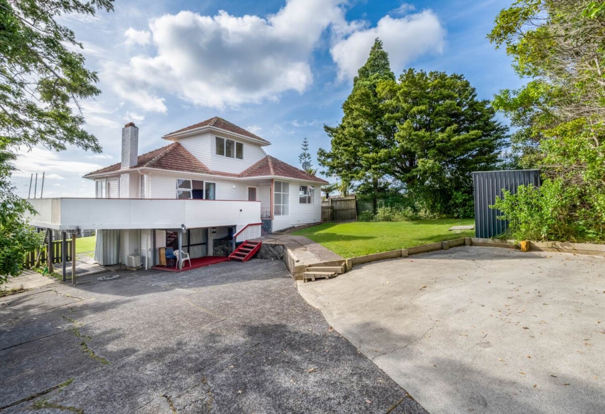 3 beds house on 1169m2 section, live, renovate or develop, 0.4 km to Waikowhai School, 0.8 km to Waikowhai Intermediate, 2.1 km to Lynfield College, 1602 Dominion Road Extension, Mt Roskill, Auckland