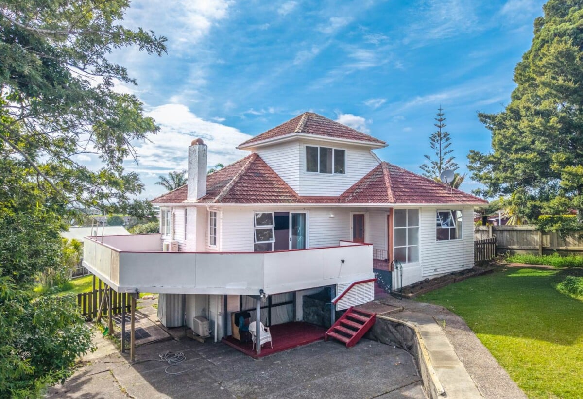 3 beds house on 1169m2 section, live, renovate or develop, 0.4 km to Waikowhai School, 0.8 km to Waikowhai Intermediate, 2.1 km to Lynfield College, 1602 Dominion Road Extension, Mt Roskill, Auckland