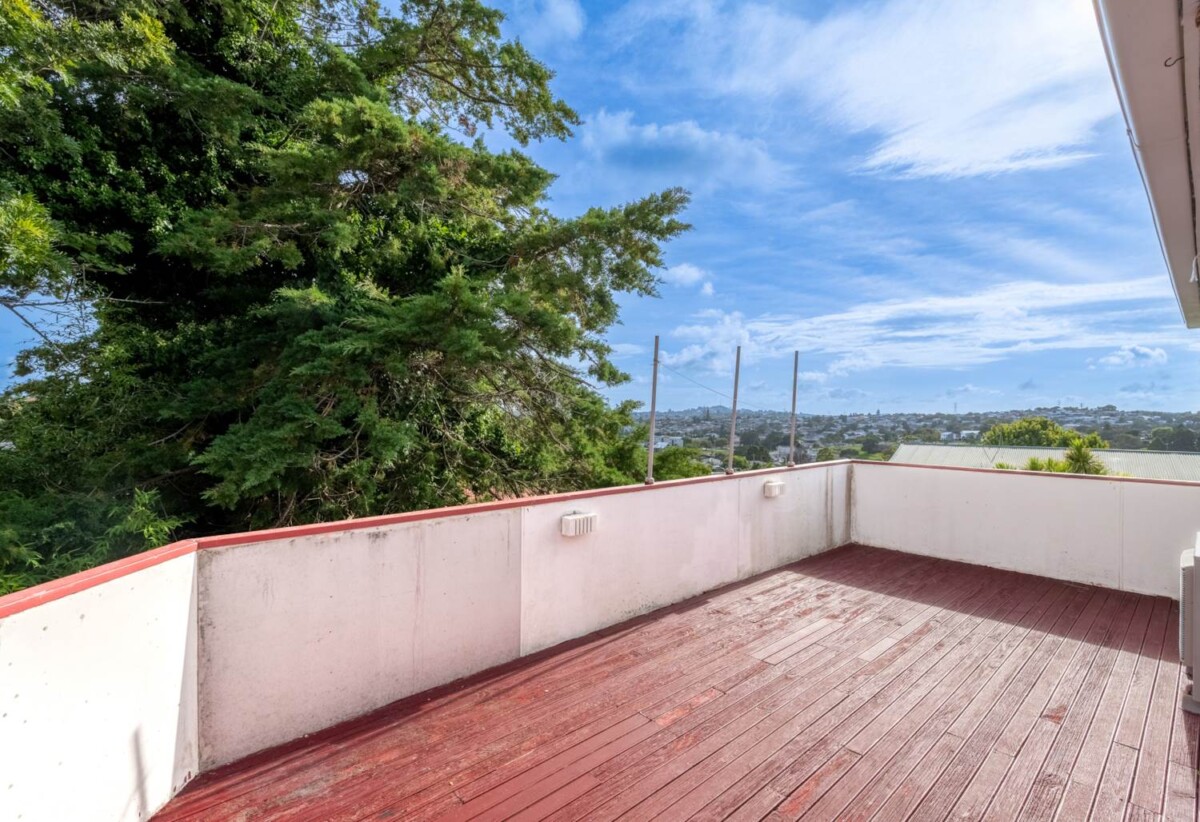 3 beds house on 1169m2 section, live, renovate or develop, 0.4 km to Waikowhai School, 0.8 km to Waikowhai Intermediate, 2.1 km to Lynfield College, 1602 Dominion Road Extension, Mt Roskill, Auckland