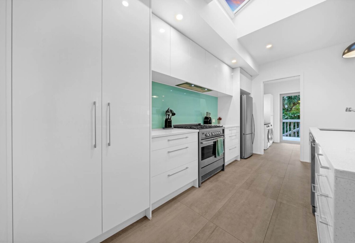 Standalone 4 beds 3 baths house with double garage on 460m2 section, 0.5 km to Edgewater College, 0.6 km to Pakuranga Heights School, 0.8 km to Pakuranga Intermediate, 19A Miramar Place, Pakuranga, Auckland