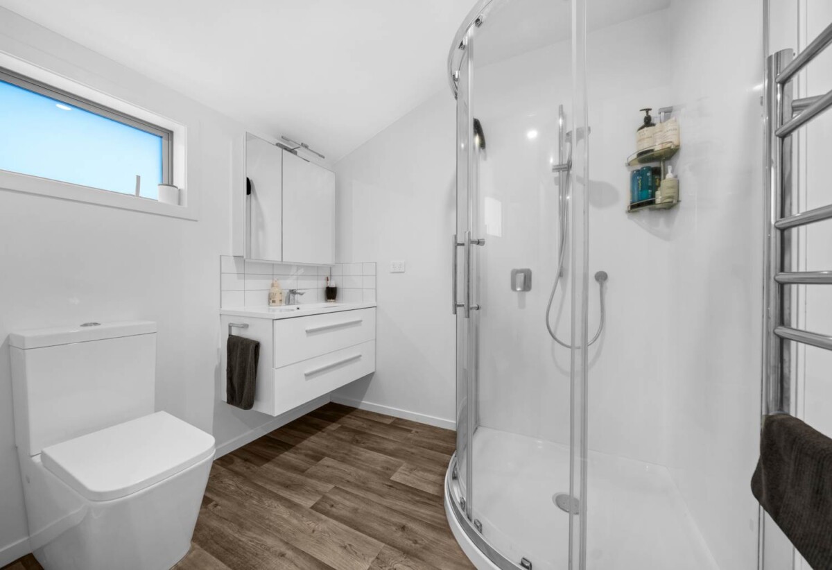 Standalone 4 beds 3 baths house with double garage on 460m2 section, 0.5 km to Edgewater College, 0.6 km to Pakuranga Heights School, 0.8 km to Pakuranga Intermediate, 19A Miramar Place, Pakuranga, Auckland