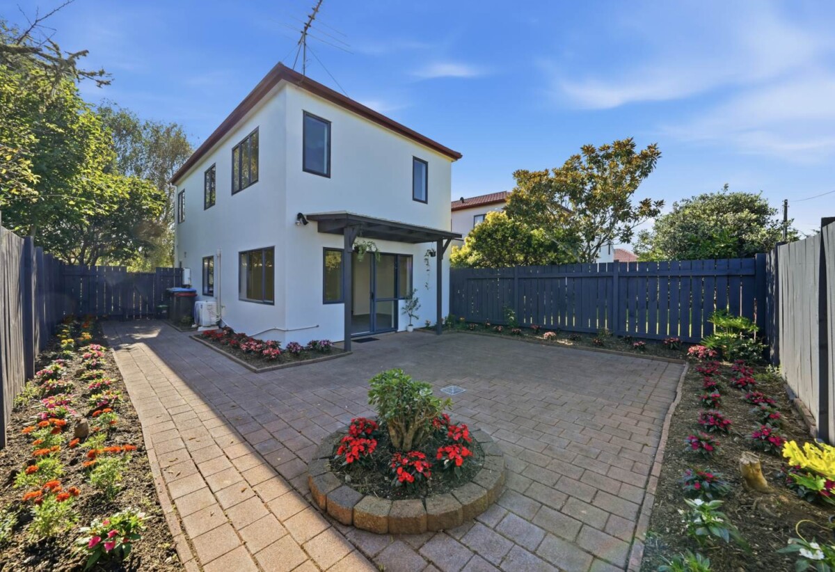 3 beds house with double garage on 203m2 section, minutes from Avondale town centre, train station, cafes, schools, and parks, 0.8 km to Avondale Primary School (Auckland), 1 km to Avondale College, 1.1 km to Avondale Intermediate, 40A Wingate Street, Avondale, Auckland