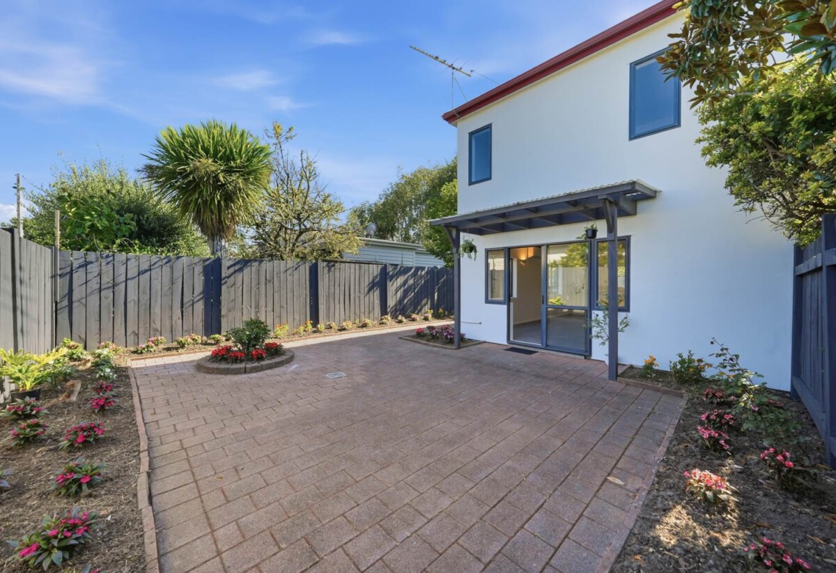 3 beds house with double garage on 203m2 section, minutes from Avondale town centre, train station, cafes, schools, and parks, 0.8 km to Avondale Primary School (Auckland), 1 km to Avondale College, 1.1 km to Avondale Intermediate, 40A Wingate Street, Avondale, Auckland