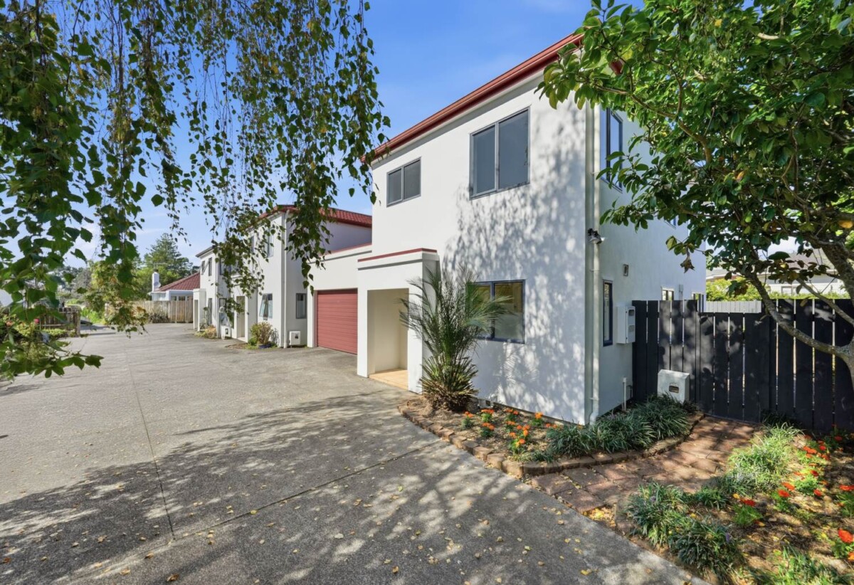 3 beds house with double garage on 203m2 section, minutes from Avondale town centre, train station, cafes, schools, and parks, 0.8 km to Avondale Primary School (Auckland), 1 km to Avondale College, 1.1 km to Avondale Intermediate, 40A Wingate Street, Avondale, Auckland