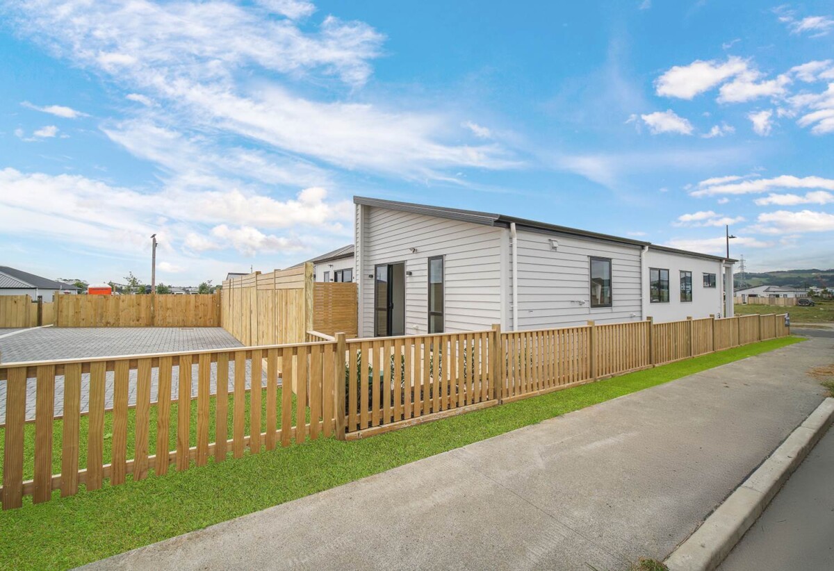 Brandnew 2 beds + study 1.5 baths home with 2 car parks, directly opposite a brand-new primary school, with the upcoming Auranga Shopping Mall and future train station under construction, 20 Ihi Place, Karaka, Auckland
