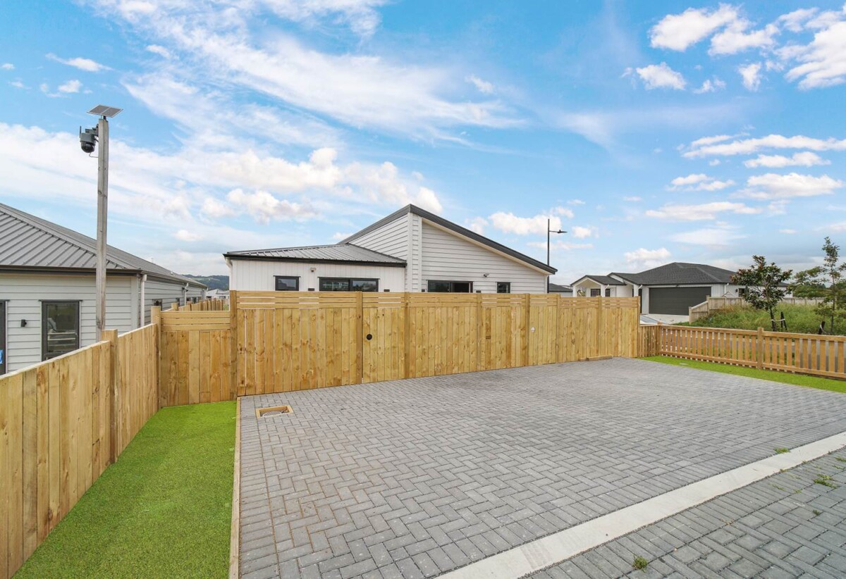 Brandnew 2 beds + study 1.5 baths home with 2 car parks, directly opposite a brand-new primary school, with the upcoming Auranga Shopping Mall and future train station under construction, 20 Ihi Place, Karaka, Auckland