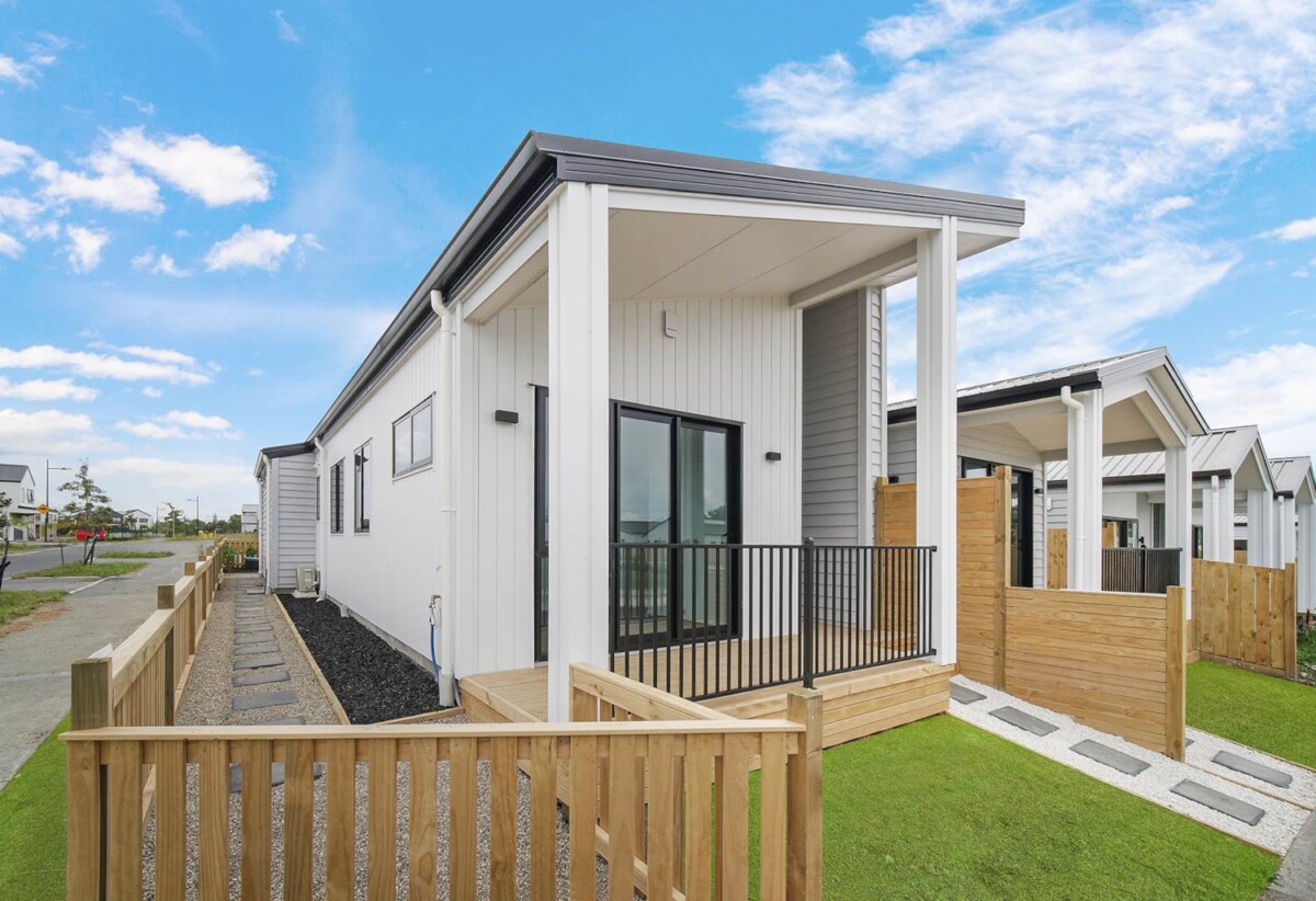 Brandnew 2 beds + study 1.5 baths home with 2 car parks, directly opposite a brand-new primary school, with the upcoming Auranga Shopping Mall and future train station under construction, 20 Ihi Place, Karaka, Auckland